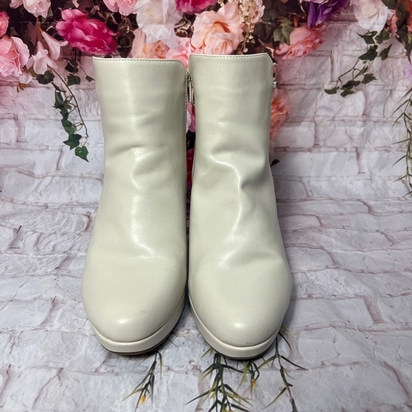 Naturalizer Berri Off White Ankle Boots size 10w - Picture 3 of 11